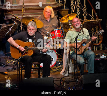 Foto da: Charlie Bryan Picture :Worcester REGNO UNITO : Fairport Convention, Simon Nicol,Dave Pegg,Gerry Conway,Chris Leslie e Ric Sanders,eseguendo in Worcesters Huntington Hall, durante la loro 'semi Acoustic Tour del Regno Unito". Data 23/05/2014 Ref: Foto Stock