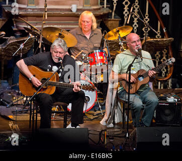 Foto da: Charlie Bryan Picture :Worcester REGNO UNITO : Fairport Convention, Simon Nicol,Dave Pegg,Gerry Conway,Chris Leslie e Ric Sanders,eseguendo in Worcesters Huntington Hall, durante la loro 'semi Acoustic Tour del Regno Unito". Data 23/05/2014 Ref: Foto Stock