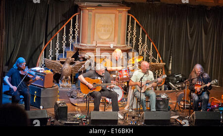 Foto da: Charlie Bryan Picture :Worcester REGNO UNITO : Fairport Convention, Simon Nicol,Dave Pegg,Gerry Conway,Chris Leslie e Ric Sanders,eseguendo in Worcesters Huntington Hall, durante la loro 'semi Acoustic Tour del Regno Unito". Data 23/05/2014 Ref: Foto Stock