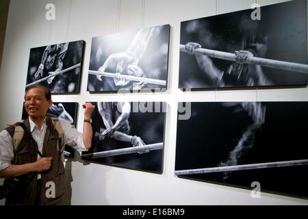 Pechino, Cina. Xxiv Maggio, 2014. Jia Guorong, un vincitore, introduce le sue opere al decimo China International Press Photo Contest (CHIPP) vincente mostra fotografica a Pechino Capitale della Cina, 24 maggio 2014. La mostra, visualizzazione 229 foto vincitrici, dato dei calci fuori alla Cina Monumento Millenario di sabato. © Zhao Bing/Xinhua/Alamy Live News Foto Stock
