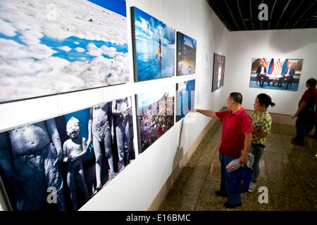 Pechino, Cina. Xxiv Maggio, 2014. Visitatori visualizza le foto alla decima China International Press Photo Contest (CHIPP) vincente mostra fotografica a Pechino Capitale della Cina, 24 maggio 2014. La mostra, visualizzazione 229 foto vincitrici, dato dei calci fuori alla Cina Monumento Millenario di sabato. © Zhao Bing/Xinhua/Alamy Live News Foto Stock