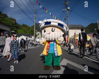 Mascotte di porcellana Arita Fair, tenutasi nel corso della settimana d'oro in Arita, Prefettura di Saga del Giappone. Foto Stock