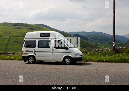 Il vecchio Ford Transit camper parcheggiato in layby sulla a6 valle longsleddale Cumbria Regno Unito Foto Stock