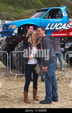 Giovane tenendo selfie nella parte anteriore del Bigfoot monster truck il primo giorno del primo mai le ruote di Bournemouth Festival in maggio, Bournemouth Dorset UK Credit: Carolyn Jenkins/Alamy Live News. Foto Stock