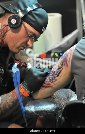 Alexandra Palace di Londra, Regno Unito. Il 24 maggio 2014. Tatuaggio un mans spalla al Great British Tattoo Show avrà luogo questo fine settimana a Alexandra Palace. Lo spettacolo presenta un tatuaggio, in stallo la vendita di abbigliamento e accessori, wrestling e una sfilata di moda Credito: Matteo Chattle/Alamy Live News Foto Stock