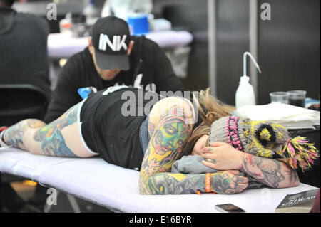 Alexandra Palace di Londra, Regno Unito. Il 24 maggio 2014. Tatuaggio di una gamba womans presso il Great British Tattoo Show avrà luogo questo fine settimana a Alexandra Palace. Lo spettacolo presenta un tatuaggio, in stallo la vendita di abbigliamento e accessori, wrestling e una sfilata di moda Credito: Matteo Chattle/Alamy Live News Foto Stock