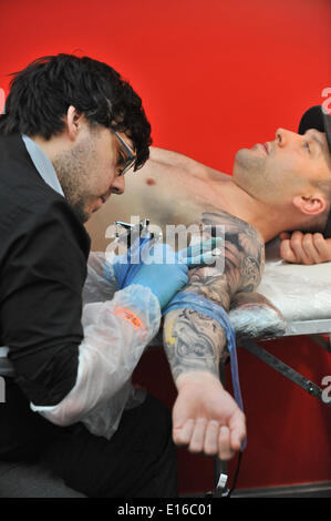 Alexandra Palace di Londra, Regno Unito. Il 24 maggio 2014. Tatuaggio un mans braccio presso il Great British Tattoo Show avrà luogo questo fine settimana a Alexandra Palace. Lo spettacolo presenta un tatuaggio, in stallo la vendita di abbigliamento e accessori, wrestling e una sfilata di moda Credito: Matteo Chattle/Alamy Live News Foto Stock