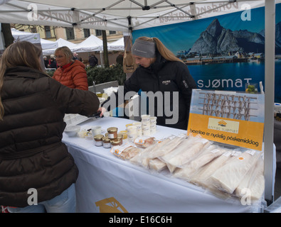 Pressione di stallo al mercato degli agricoltori in Majorstua Oslo Norvegia, salati merluzzo essiccato e altri frutti di mare prodotti in vendita Foto Stock