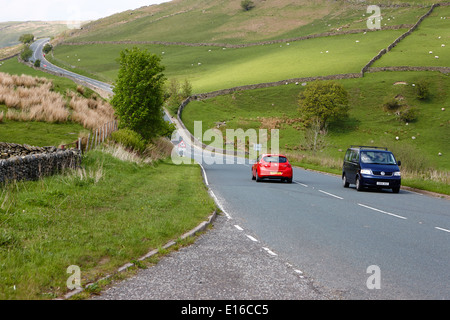 Auto sulla a6 la strada attraverso il borrowdale valley in Cumbria Regno Unito Foto Stock