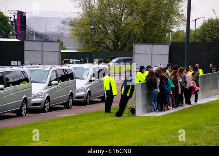 Glasgow, Scotland, Regno Unito. Xxiv Maggio, 2014. BBC Radio 1's Big Weekend Glasgow REGNO UNITO. Speranzoso ticketless Tifosi si riuniscono presso gli artisti ingresso principale con la speranza di vedere i loro idoli Credito: ALAN OLIVER/Alamy Live News Foto Stock