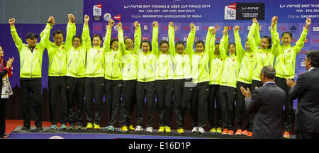 New Delhi, India. Xxiv Maggio, 2014. Le donne cinesi squadra assistere alla cerimonia di premiazione per la Coppa Uber badminton campionato a Nuova Delhi, capitale dell'India, 24 maggio 2014. La Cina ha affermato che il titolo della manifestazione battendo il Giappone in finale 3-1. © Zheng Huansong/Xinhua/Alamy Live News Foto Stock