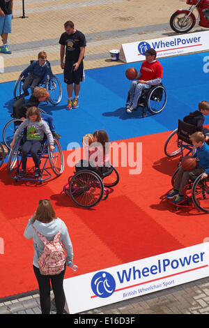 Mostra sportiva di basket su sedia a rotelle il primo giorno del Bournemouth Wheels Festival nel mese di maggio a Bournemouth, Dorset UK. Credit: Carolyn Jenkins/Alamy Live News. Foto Stock