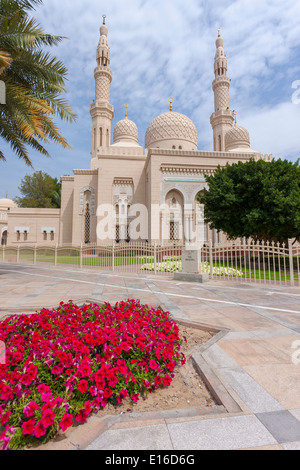 La Moschea di Jumeirah, un magnifico esempio di moderna architettura islamica, Dubai, Emirati Arabi Uniti Foto Stock