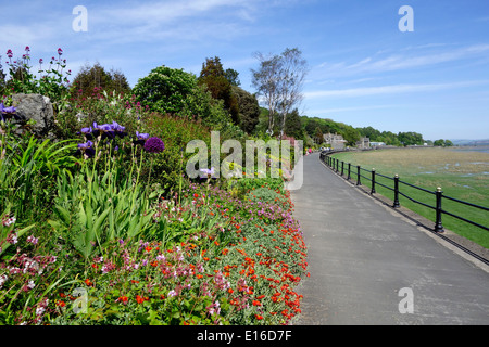 Passeggiata di Grange-Over-Sands affacciato sulla baia di Morecambe, Cumbria, England, Regno Unito Foto Stock