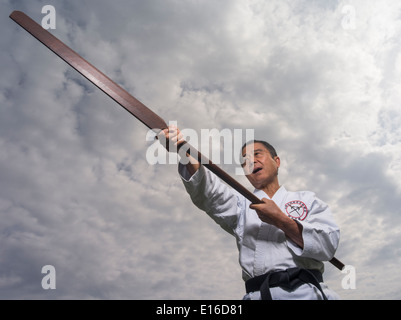 Karate & Kobudo Master Yukio Kuniyoshi. Kaicho di Ryukyu Kobudo Hozon Shinko Kai. Formazione su Okinawa, in Giappone con eku, remo Foto Stock