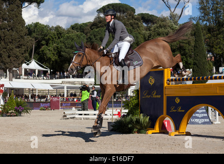 Henrik Von Eckermann per la Svezia sul cavallo Gotha in Piazza di Siena 2013 , Roma, Italia. 5/26/13 Foto Stock