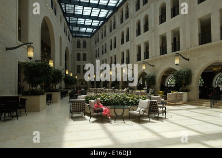 Cortile interno del Waldorf Astoria di Gerusalemme Hotel nel centro cittadino di Gerusalemme Israele Foto Stock