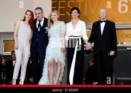 Kristen Stewart, direttore Olivier Assayas, Chloe Grace Moretz, Juliette Binoche e presidente del Festival di Cannes Gilles Jacob frequentando il 'Sils Maria/nuvole di Sils Maria' premiere al 67th festival di pellicola di Cannes il 23 maggio 2014 Foto Stock