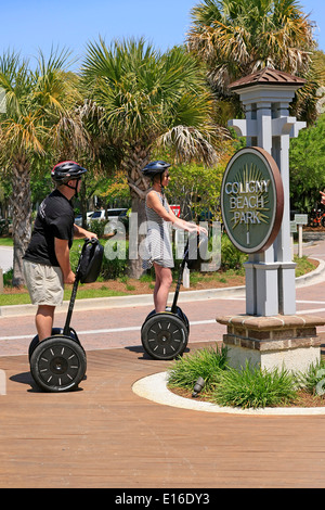 Due persone in un tour guidato di Hilton Head SC usando segway PT per ottenere circa Foto Stock