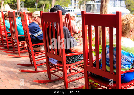 Gruppo di alti uomini e donne godendo di un momento di relax in peli oscillanti Foto Stock