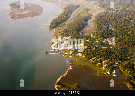 Vista aerea della città portuale di pini marittimi su Hilton Head Island SC Foto Stock