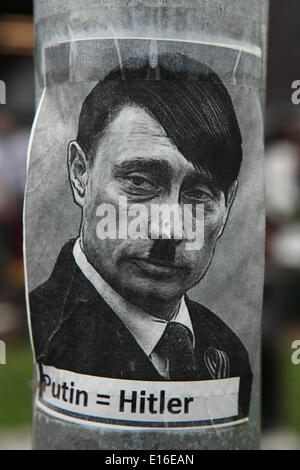 Adesivo raffigurante il presidente russo Vladimir Putin come Adolf Hitler e con un segno uguale tra i loro nomi visti a Praga, Repubblica Ceca. Adesivi raffiguranti il presidente russo Vladimir Putin con caratteristici baffi da taglio e spazzolino da denti di Adolf Hitler sono comparsi nei diversi luoghi di Praga, Repubblica Ceca. Foto Stock