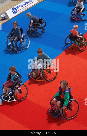 Mostra sportiva di basket su sedia a rotelle il primo giorno del Bournemouth Wheels Festival nel mese di maggio a Bournemouth, Dorset UK. Credit: Carolyn Jenkins/Alamy Live News. Foto Stock