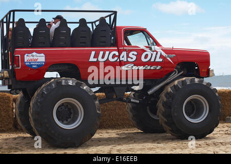 Per coloro che godono di una corsa su un monster truck il primo giorno del primo mai le ruote di Bournemouth Festival in maggio, Bournemouth Dorset UK Credit: Carolyn Jenkins/Alamy Live News. Foto Stock