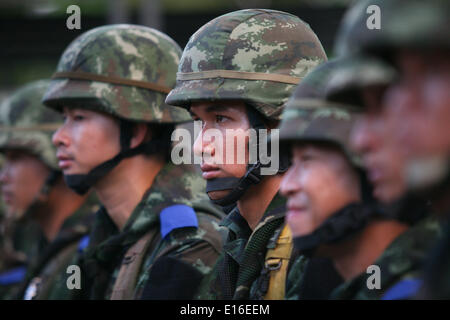 Chiang Mai, Thailandia. Xxiv Maggio, 2014. Soldati tailandesi di guardia in un rally contro il colpo di stato militare che ha avuto luogo il 22 maggio 2014 in Chiang Mai Thailandia Credito: Rohan Radheya/ZUMAPRESS.com/Alamy Live News Foto Stock