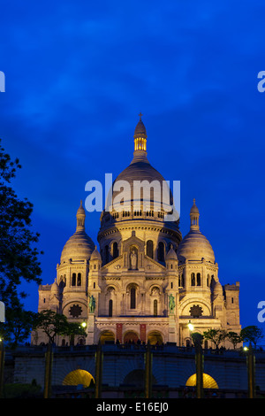 Vista la Basilique du Sacré-Coeur (Basilica del Sacro Cuore di Gesù) presso la Butte Montmartre di Parigi di notte Foto Stock