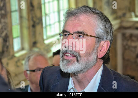 Belfast, Irlanda del Nord. 24 Maggio 2014 - Sinn Fein Presidente, Gerry Adams (TD per Louth), arriva a Belfast City Hall durante il conteggio del governo locale di votare per Belfast City Council. Egli è stato incontrato con grandi acclamazioni e applausi da sostenitori. Credito: Stephen Barnes/Alamy Live News Foto Stock