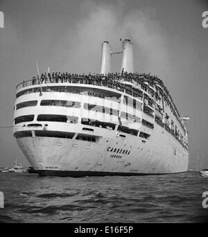 AJAXNETPHOTO. 11TH LUGLIO 1982. SOUTHAMPTON, INGHILTERRA. - S.S.CANBERRA, TROOPSHIP UTILIZZATO DURANTE IL CONFLITTO DELLE FALKLANDS, RITORNA A SOUTHAMPTON. FOTO:JONATHAN EASTLAND/AJAX Foto Stock