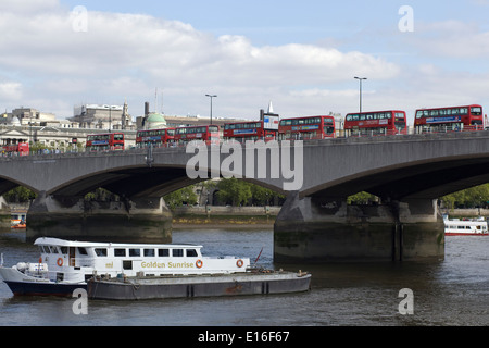 Fila di autobus di Londra sulla waterloo ponte che attraversa il fiume Thames London Inghilterra England Foto Stock