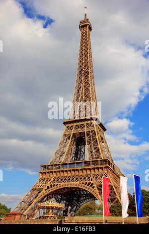 Vista dal fiume Senna sulla Torre Eiffel (La Tour Eiffel) a Parigi, Francia Foto Stock