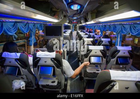 Double Deck bus VIP da Bangkok a Chiang Mai, Thailandia Foto Stock