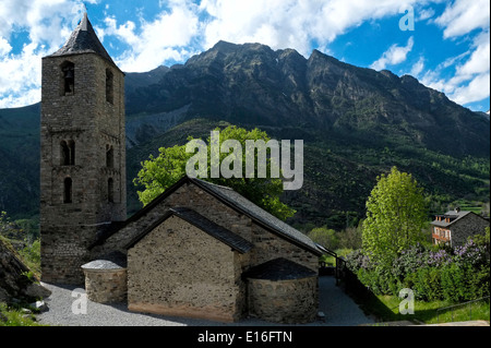 Vista esterna del catalano di chiesa romanica di Sant Joan situato in Vall de Boi valley negli alti Pirenei Catalogna Spagna Foto Stock