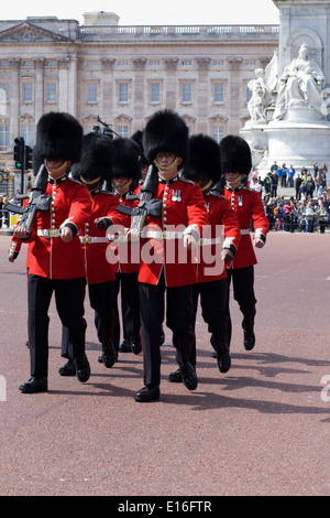 Guardie del centro commerciale per il cambio della guardia a Buckingham palace London Inghilterra England Foto Stock