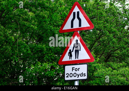 Avvertenza la segnaletica stradale per un restringimento Road e nessun sentiero per pedoni, REGNO UNITO Foto Stock