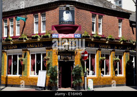 Queens volte Public House, Westgate Street, Cardiff, Galles, UK. Foto Stock