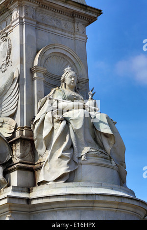 Statua di Queen Victoria Memorial di fronte a Buckingham Palace a Londra, Inghilterra Foto Stock