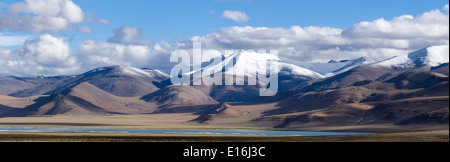 Tso Kar lago di montagna panorama di montagne e il cielo blu riflessi nel lago (Ladakh, India) Foto Stock