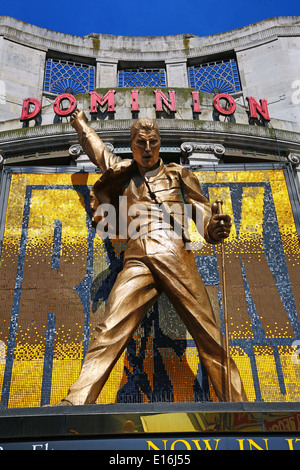 Statua di Freddie Mercury al di fuori di We Will Rock You al Dominion Theatre di Londra, Inghilterra Foto Stock