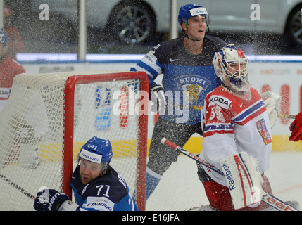 KOMAROV Leo (71) della Finlandia e SALAK Alexander durante 2014 IIHF Campionato del Mondo di Hockey su ghiaccio semifinale partita a Minsk Arena Foto Stock