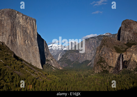 Yosemite Valley con El Capitan di Bridalveil e cadere in primo piano con mezza cupola in distanza dalla vista di tunnel. Foto Stock