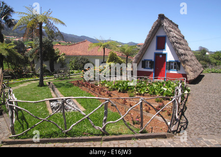 Palheiro tradizionale cottage con tetto di paglia di Santana Madeira Foto Stock