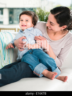 Madre solletico suo Figlio bambino (12-23 mesi) Foto Stock