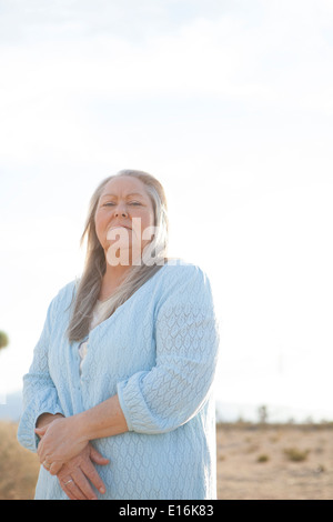 Ritratto di donna di mezza età in piedi sul campo Foto Stock