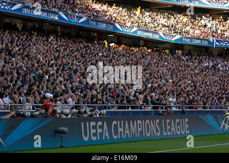 Sostenitori guardare il gioco durante la finale di UEFA Champions League: Real Madrid x Atlético de Madrid a Luz Stadium a Lisbona, Portogallo, Sabato 24 Maggio, 2014. Foto Stock