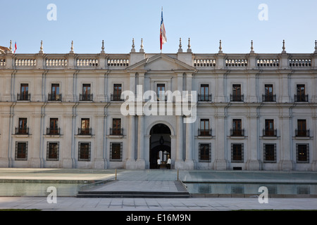 La polizia e le guardie al di fuori del Palacio de la Moneda palace Santiago del Cile Foto Stock