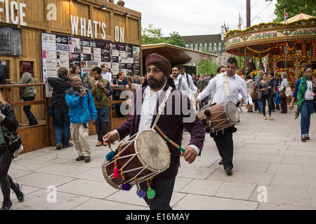 Una banda di batteristi Dhol intrattengono il pubblico al di fuori della Queen Elizabeth Hall sulla banca del sud come una parte di grande Dhol inceppamento. I batteristi Dhol giocato Nord tradizionali ritmi indiani come essi sfilavano lungo la sponda sud, terminando con un travolgente finale nella Royal Festival Hall. Credito: Patricia Phillips/Alamy Live News Foto Stock